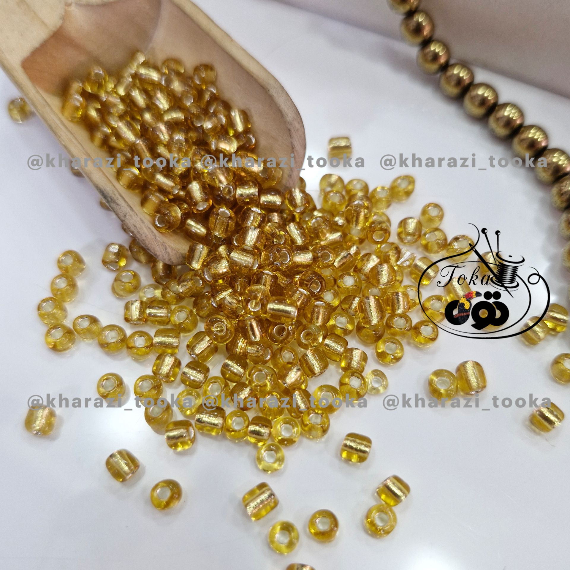 منجوق درشت طلایی شیشه ای